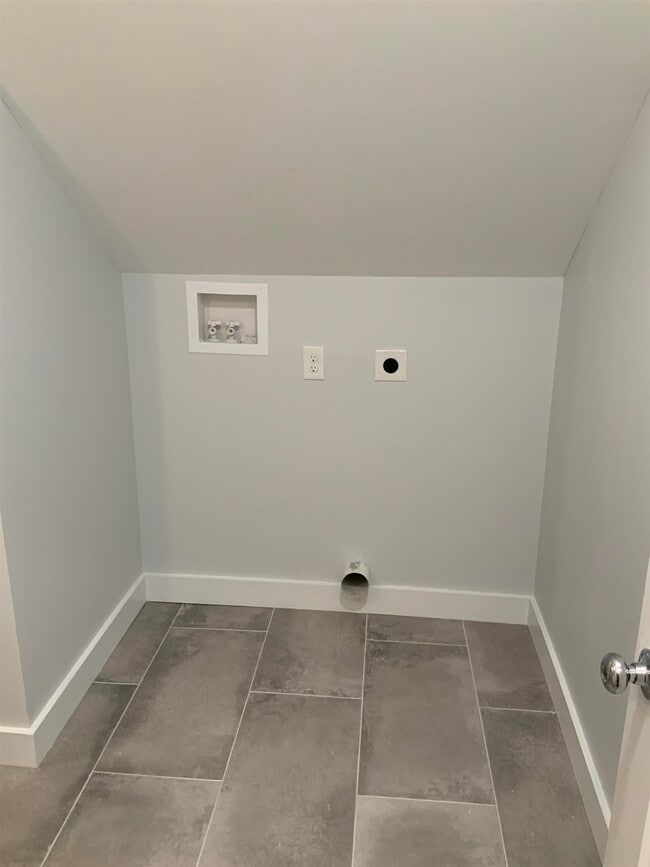 Building Photo - 8 Clifford St