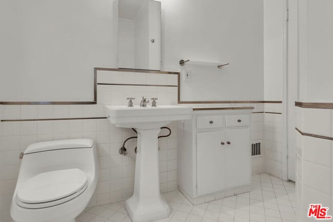 Building Photo - 154 N Sycamore Ave