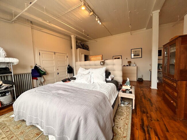 Building Photo - 1800 Central St