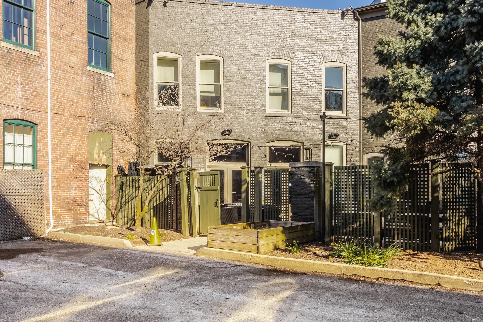 Building Photo - 611 N Park Ave