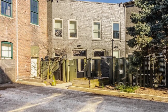 Building Photo - 611 N Park Ave