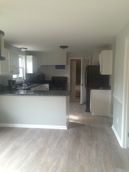 Building Photo - 10 Beehive Dr