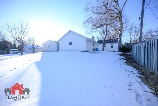 Building Photo - 1135 S Ridge Rd