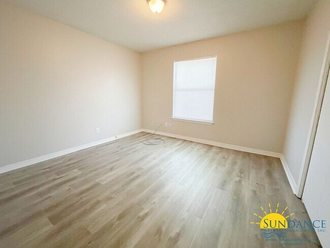 Building Photo - Charming 2-Bedroom Ground-Floor Unit in Fo...