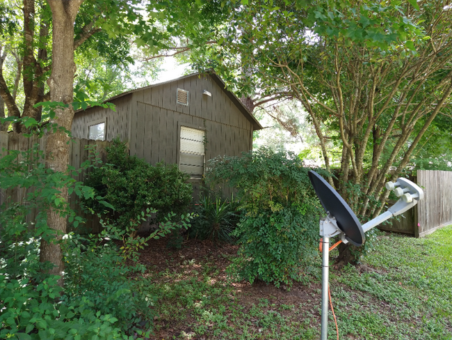 Building Photo - 804 Lazy Ln