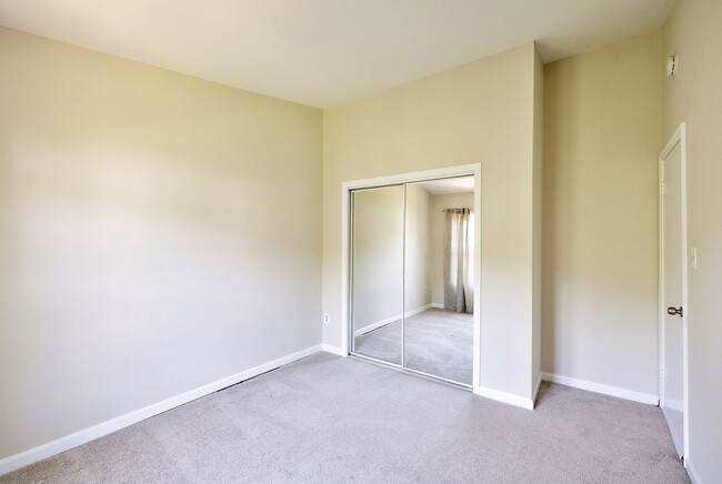 Building Photo - Charming Townhome Nestled in a Private Cul-de-Sac, Ready mid-August