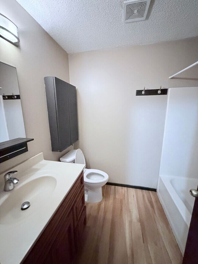 Building Photo - Versatile Oakdale Home Featuring 2 Kitchens, Sun Deck & Mother-in-Law Suite!