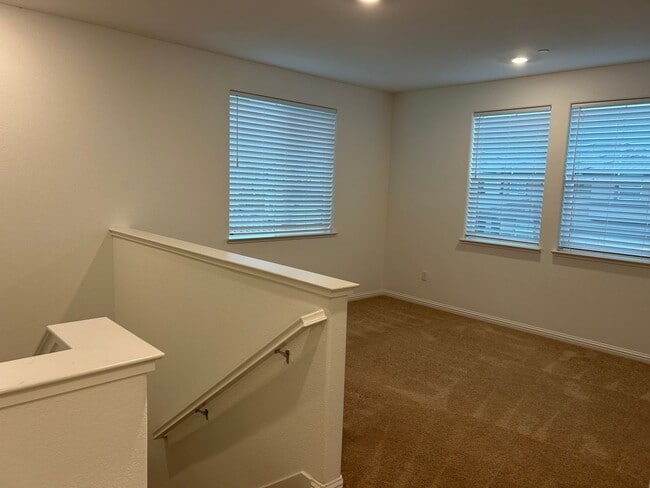 Building Photo - Beautiful 4 Bedroom 3 Bath Brentwood Home