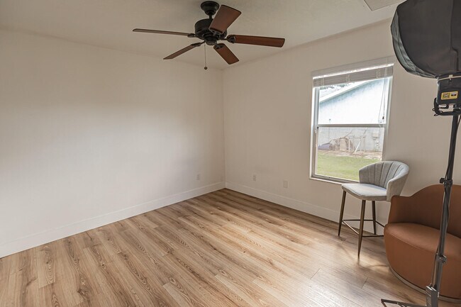 Building Photo - 526 SW Dairy Rd