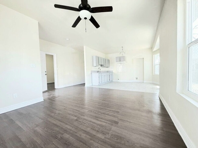 Building Photo - 1368 E Vernon Ave