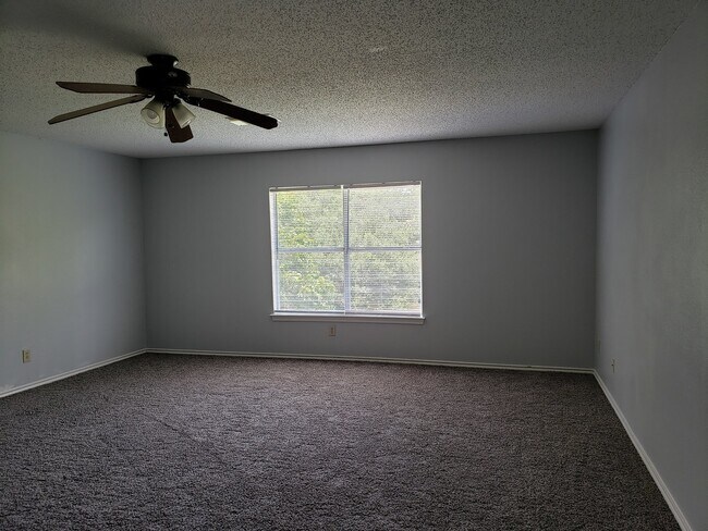 Building Photo - 425 Twin Point Creek