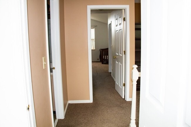 Building Photo - 1042 Ridgefield Cir