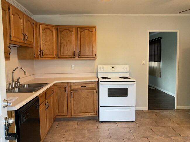 Building Photo - 3406 Three Oaks Dr