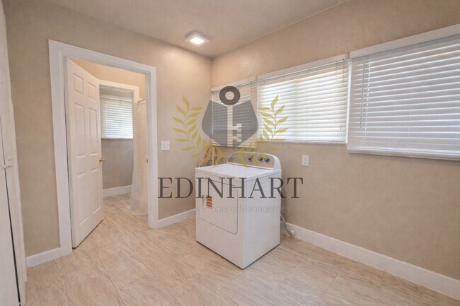 Building Photo - 1105 N College Ave