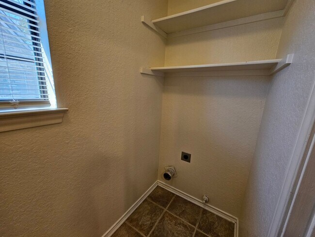 Building Photo - Charming home located in the well-maintain...