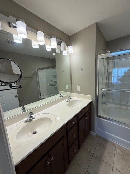 Building Photo - 853 Jarman Dr