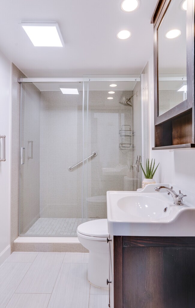 LL Bathroom - 15012 Olddale Rd