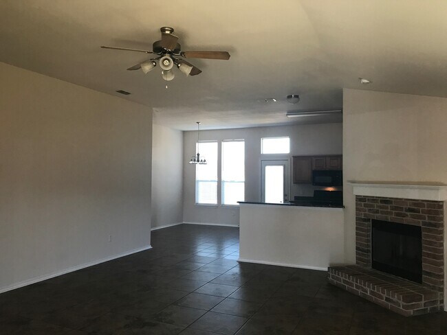 Building Photo - 4/2/2 Fenced yard NORTH LONGVIEW