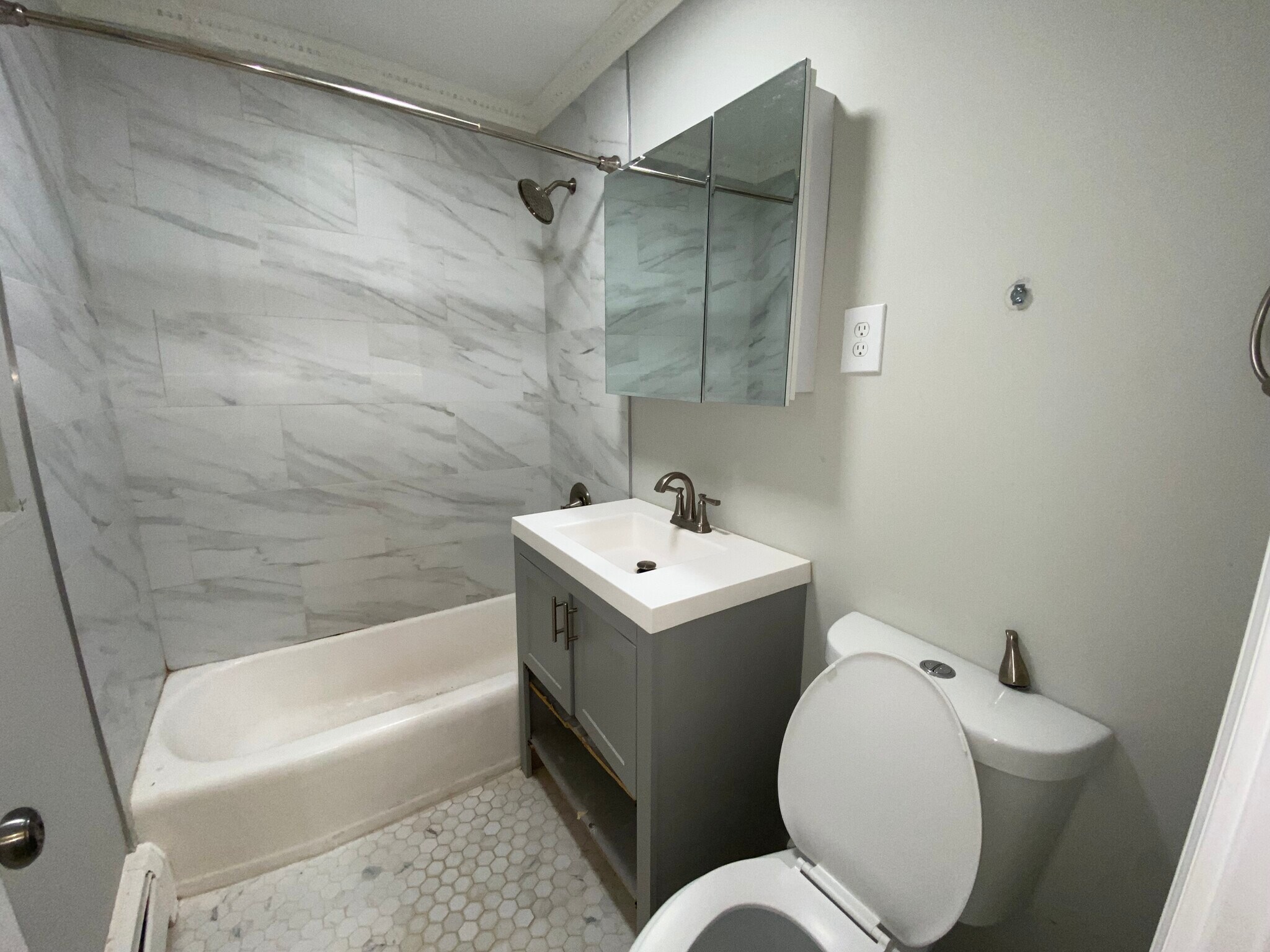 Building Photo - 1324 W Sherwin Ave