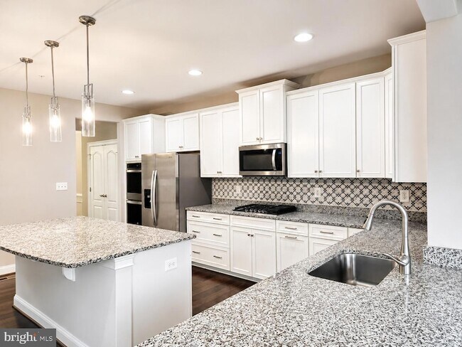 Building Photo - 3348 Burton Dr