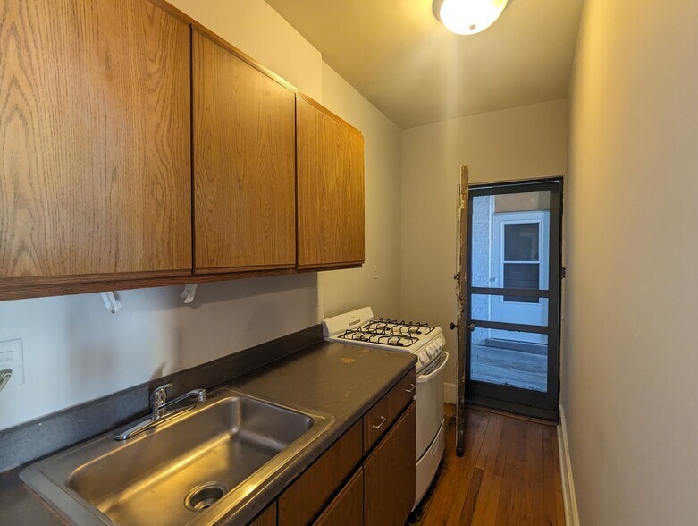 Building Photo - 947 W Cornelia Ave