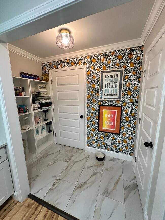 Building Photo - Classic Savannah Cottage with Modernized Interior, Fully Fenced Backyard