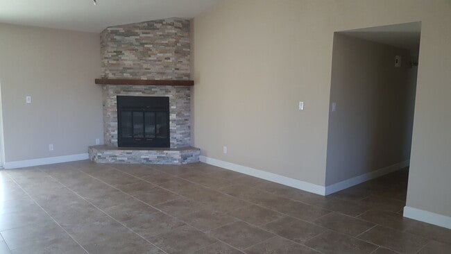 Building Photo - UNFURNISHED SINGLE FAMILY HOME