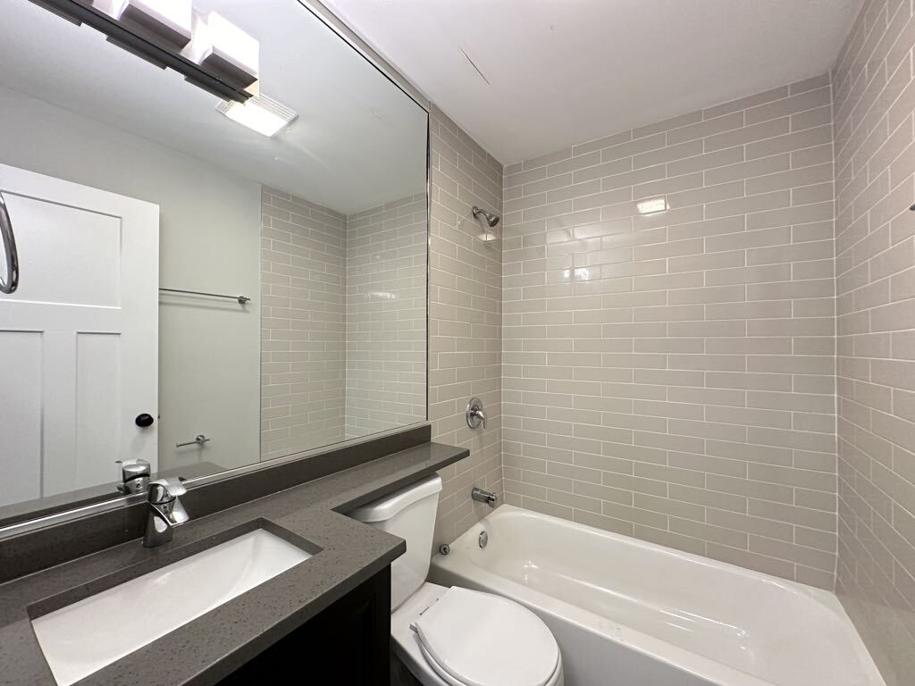 Building Photo - 533 W Surf St