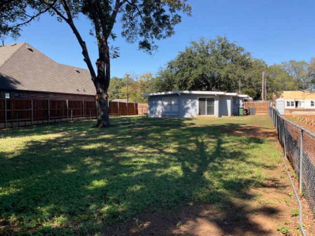 Building Photo - 1106 E Road to Six Flags St