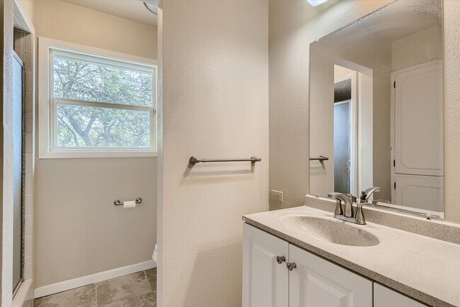 Building Photo - Gorgeous San Antonio home with large backy...