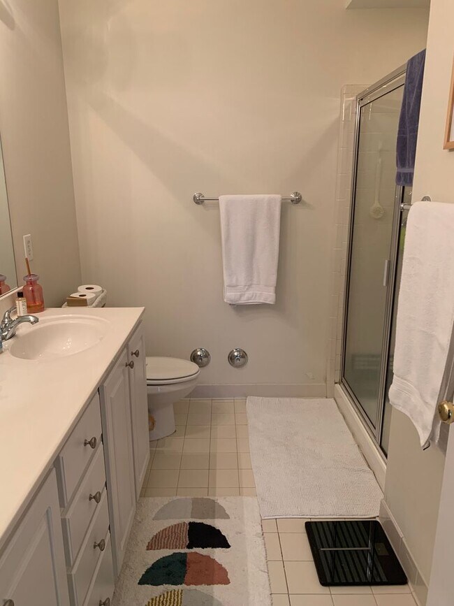 Building Photo - Ground Level 2-bed, 2-bath Condo in Provid...