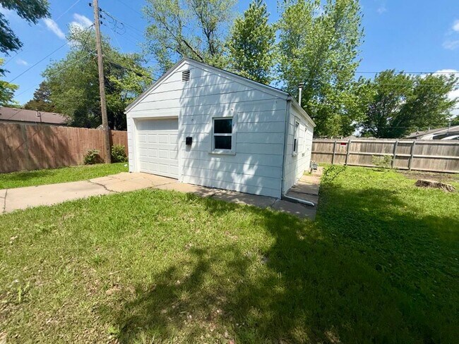 Building Photo - $1100 - 2 bed 1 bath - Single Family Home
