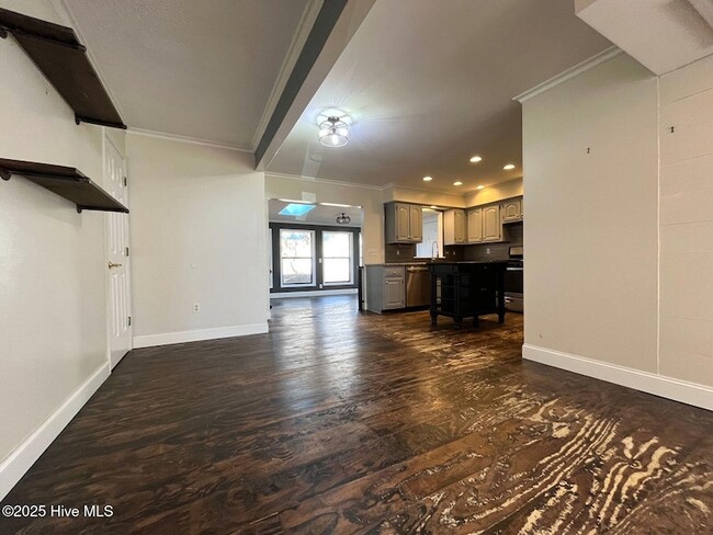 Building Photo - 7 Ash Ct