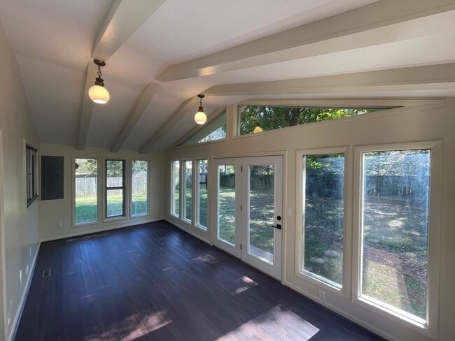 Building Photo - Beautiful 3 bedroom 2 bath home located in Southern Hills Subdivision