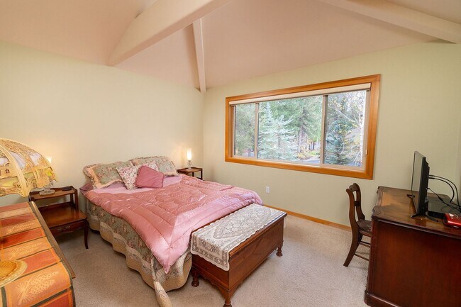 Building Photo - Gated Community in Awbrey Glen