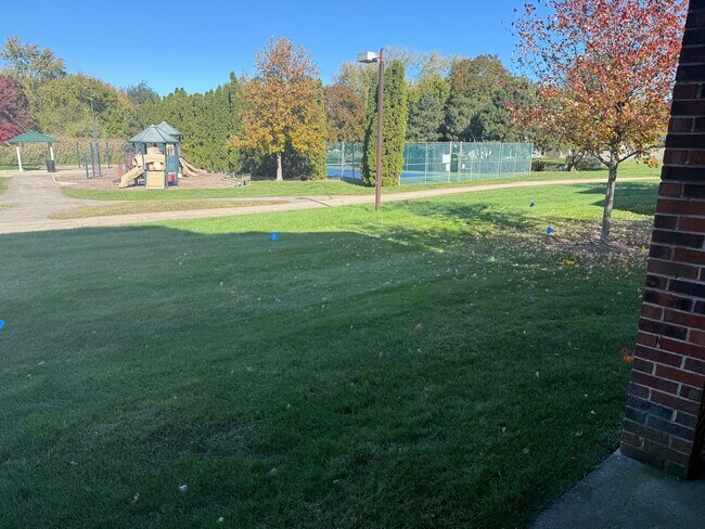 Building Photo - 1319 Kingsbury Dr