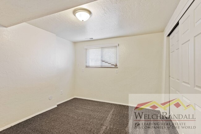 Building Photo - Elegant Layton Home Offering Space, Style,...