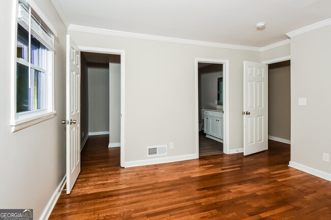 Building Photo - 598 Oakside Dr SW