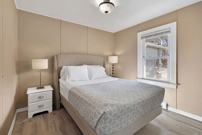 Building Photo - 7 Oak St