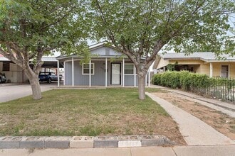 Building Photo - 824 Del Rio Dr