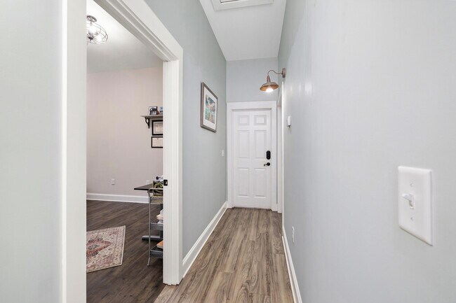 Building Photo - 930 Loring Mill Rd