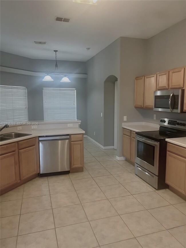 Building Photo - 2050 SE Franciscan St