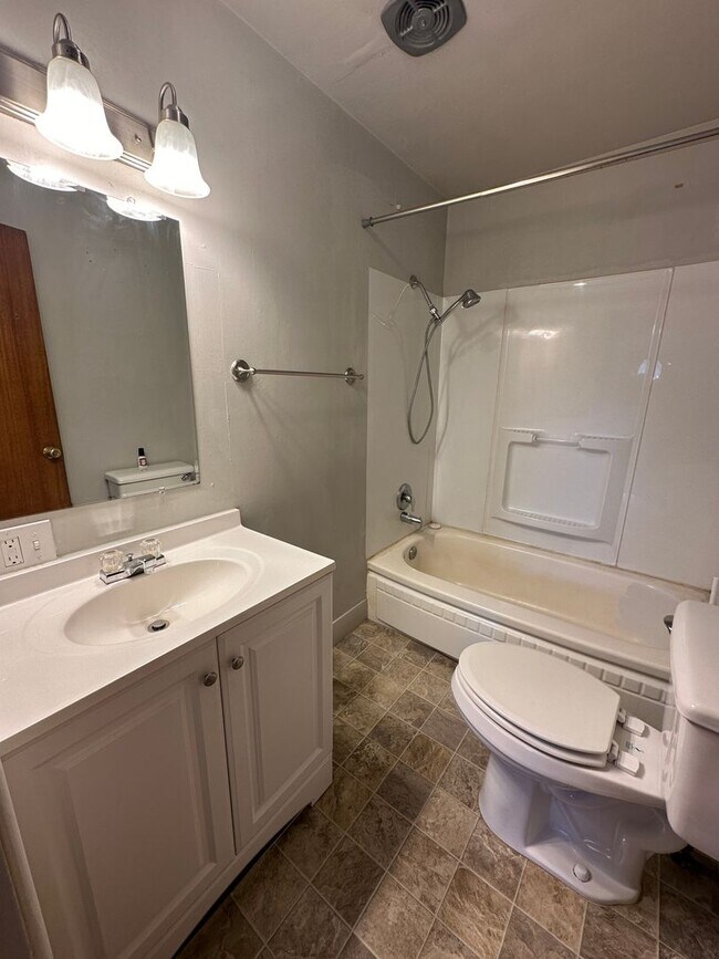 Building Photo - 2 bedroom 1 bath single family home