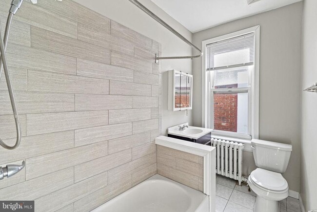 Building Photo - 307 Roxborough Ave