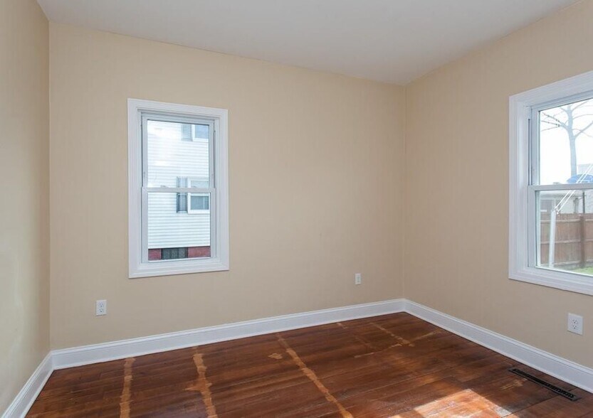 Building Photo - 131 N Elm St