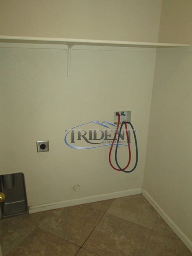 Building Photo - 3bedroom 2 .5 bath near schools and parks