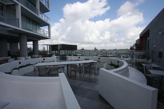Building Photo - 2000 Metropica Wy