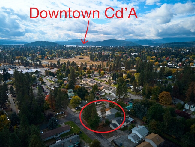 Building Photo - 1325 E Syringa Dr