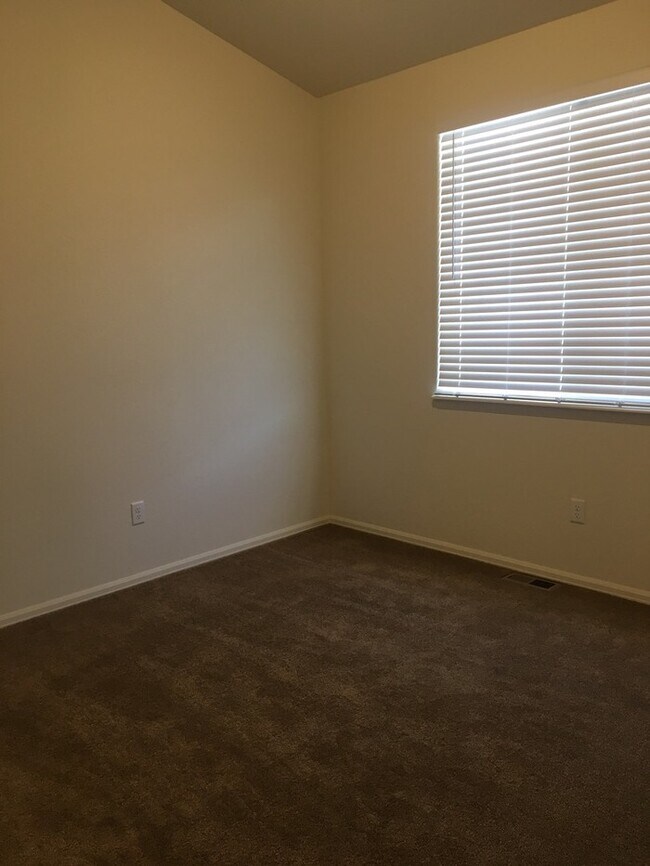 Building Photo - Newer, Spacious 3 Bedroom / 2 Bath in Wellington! New Carpet and Paint Before Move In