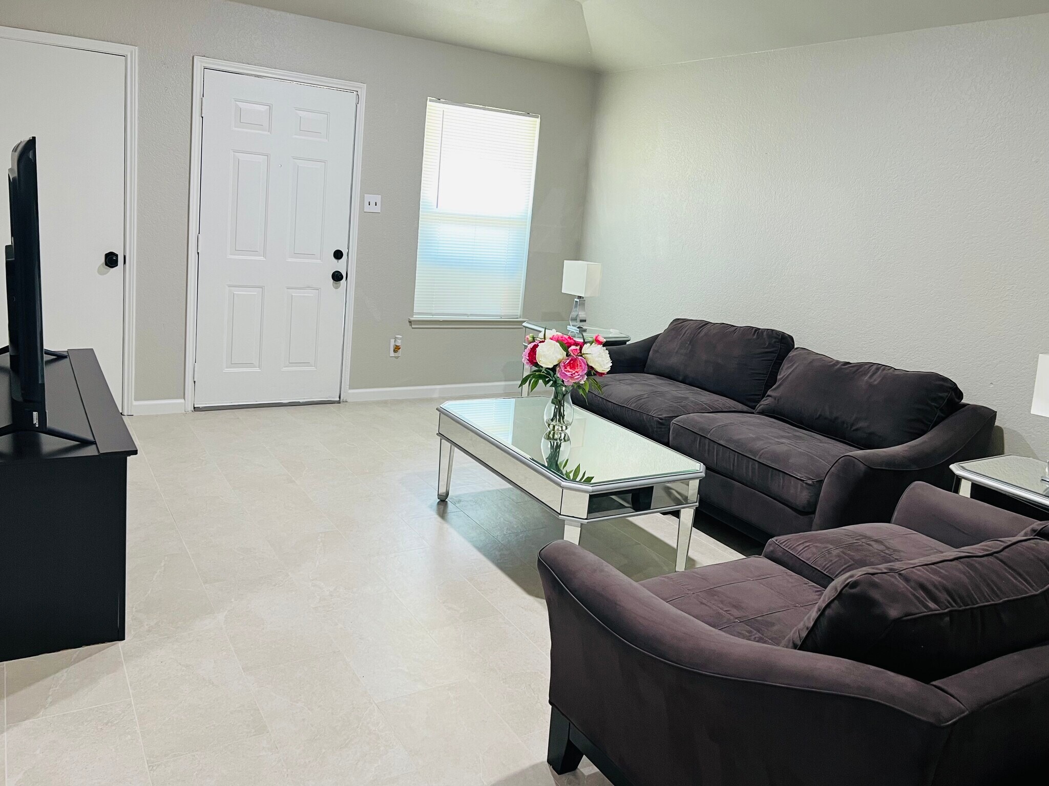 Building Photo - 2525 Esquire Dr